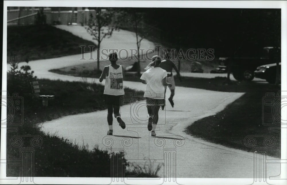 1994 Press Photo Two Runners Training On the Centennial Trail In Spokane - Historic Images