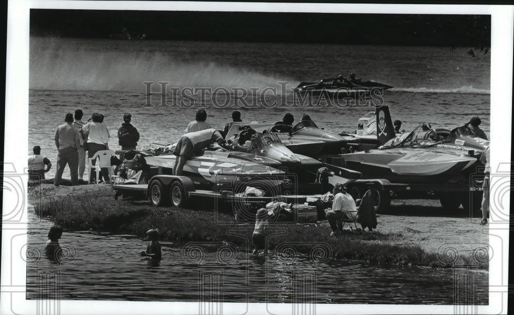 1994 Press Photo Spectators Looking At Hydros On the Beach At Willow Bay Resort - Historic Images