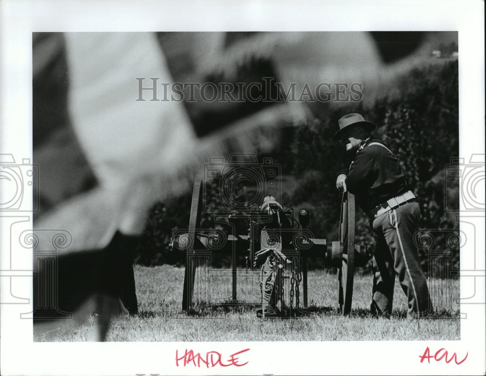 1994 Press Photo Harry Bright rests on a replica of an 1880s Civil War cannon - Historic Images