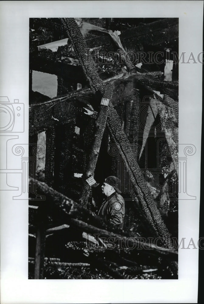 1994 Press Photo Fire Official Charlie Mackey Checks Damage of a Burned House - Historic Images