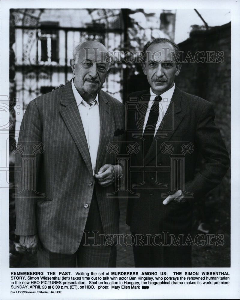 1989 Simon Wiesenthal with actor Ben Kingsley  - Historic Images