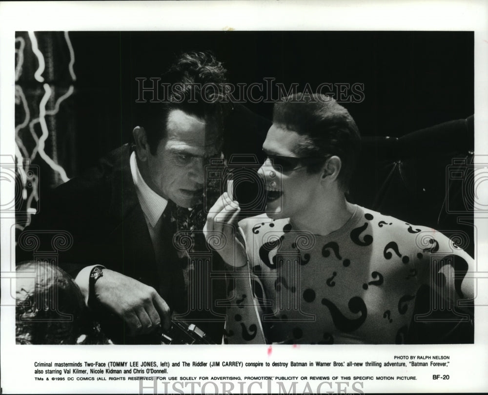 1995 Press Photo Tommy Lee Jones and Kim Carrey star in Batman Forever. - Historic Images