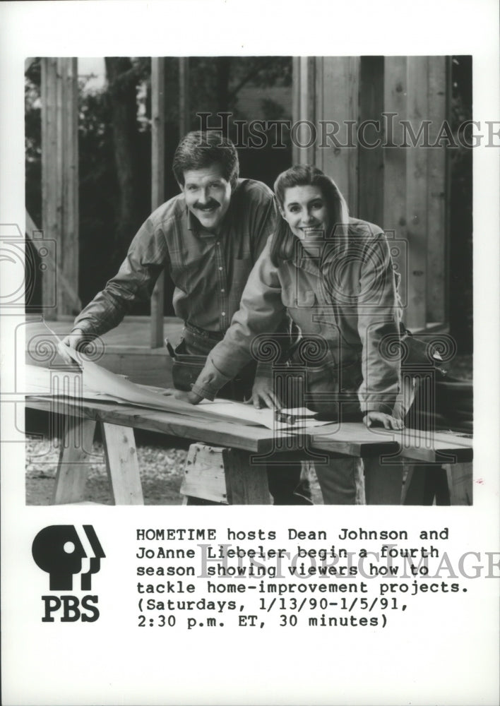 1990 Press Photo Dean Johnson and JoAnne Liebeler host Hometime, on PBS. - Historic Images