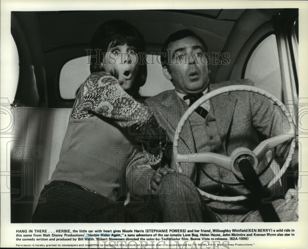 1979 Press Photo Stephanie Powers and Ken Berry star in Herbie Rides Again.- Historic Images