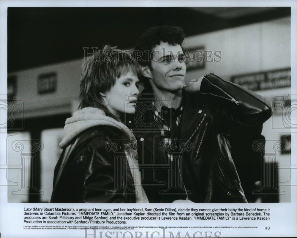 1989 Press Photo Mary Stuart Masterson and Kevin Dillon in Immediate Family. - Historic Images