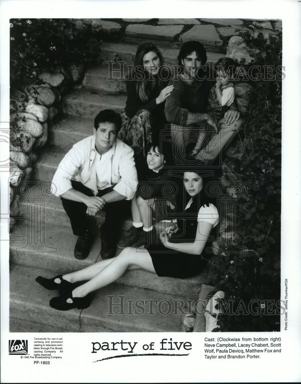 1995 Press Photo Neve Campbell, Lacey Chabert and the cast of Party of ...