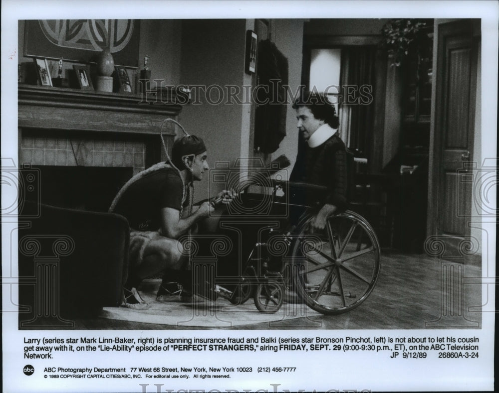 1989 Press Photo Mark Linn-Baker and Bronson Pinchot star in Perfect Strangers. - Historic Images