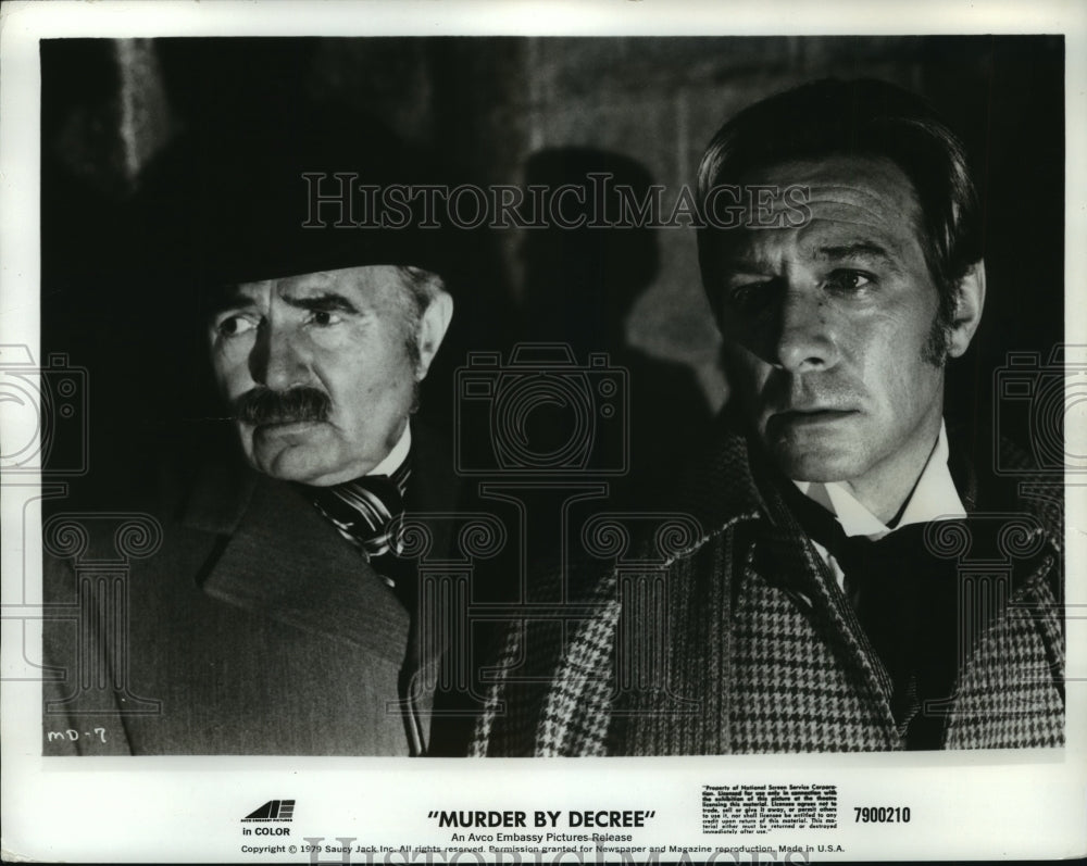 1979 Press Photo Christopher Plummer and James Mason in Murder by Decree. - Historic Images