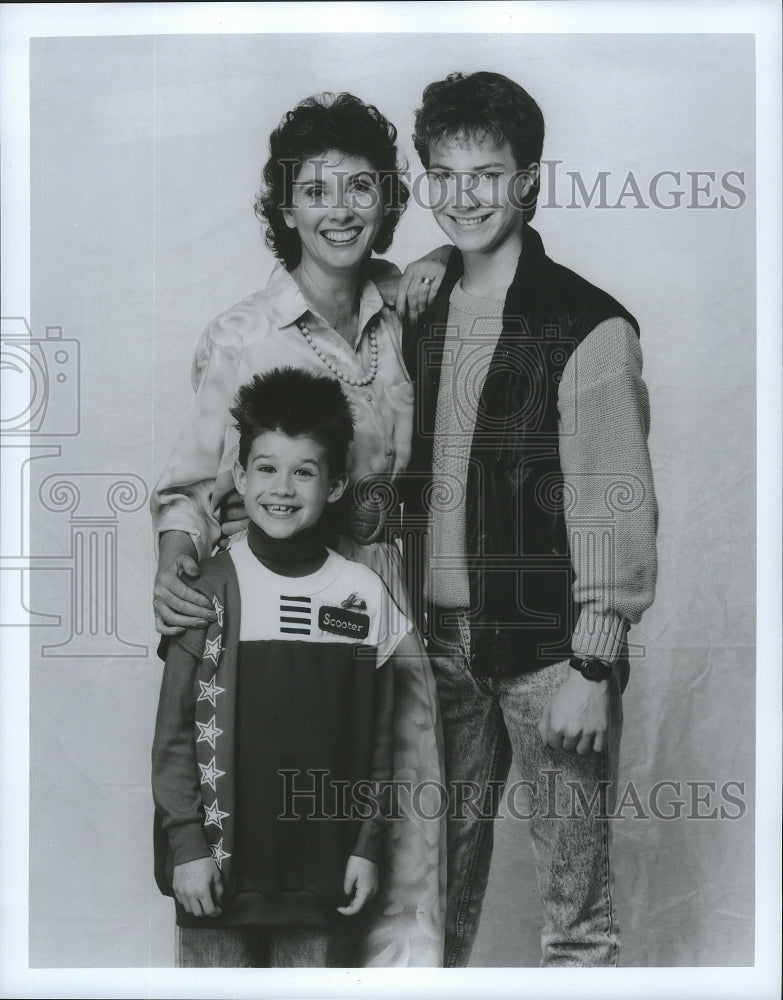 1987 Press Photo Cast of "The New Adventures of Beans Baxter" with Jon