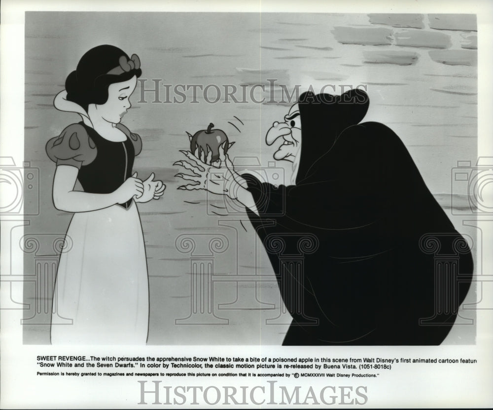 1937 Press Photo The apple scene from Snow White and the Seven Dwarfs. - Historic Images