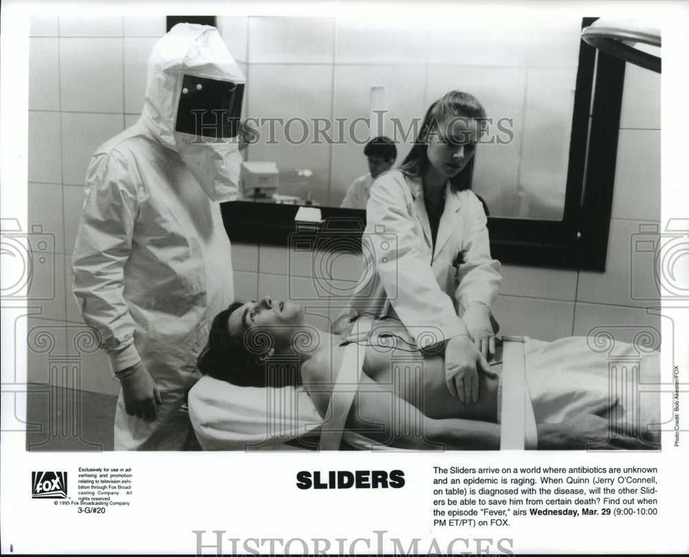 1995 Press Photo Jerry O&#39;Connell in a scene from Sliders, on Fox. - Historic Images
