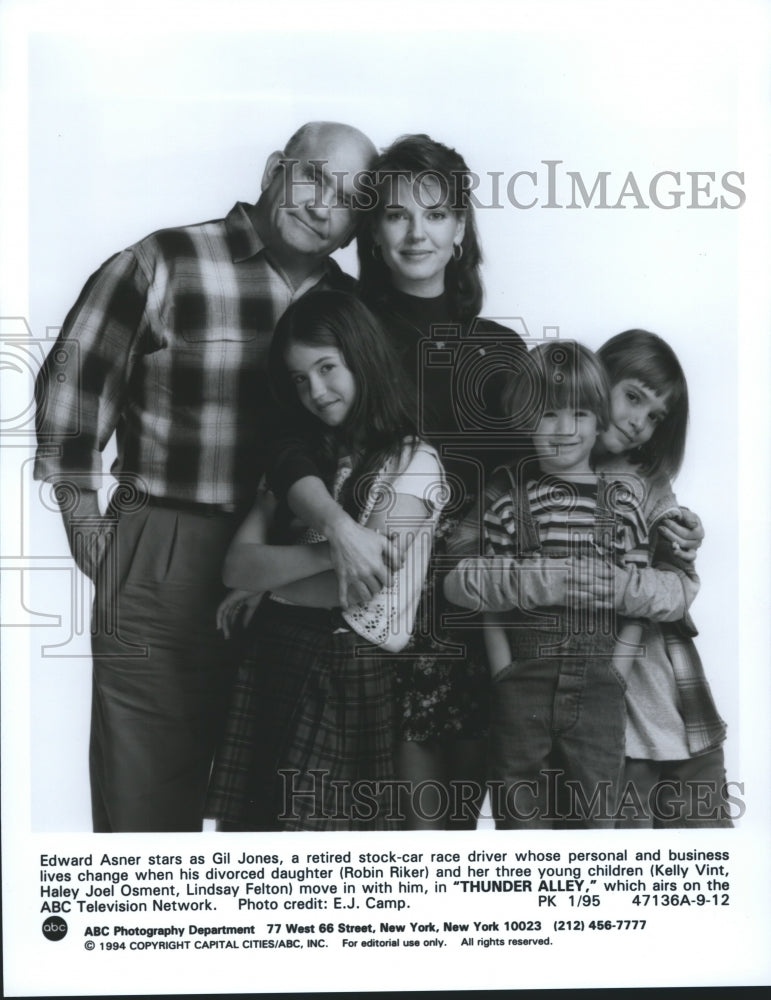 1995 Press Photo Edward Asner with his co-stars in the movie Thunder Alley - Historic Images