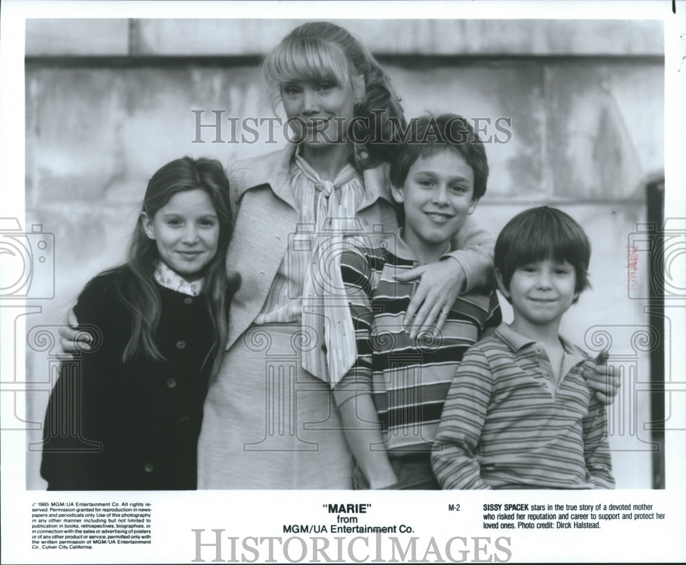 Press Photo Sissy Spacek stars with the children in "Marie" - Historic Images