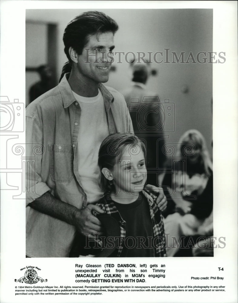 1994 Press Photo Ted Danson and Macaulay Culkin star in &quot;Getting Even With Dad&quot; - Historic Images