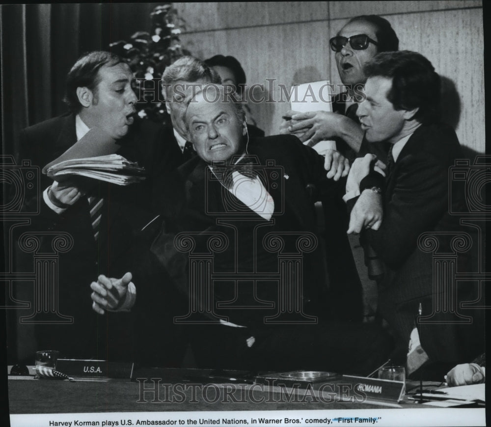 Press Photo Harvey Korman in a scene from the comedy &quot;First Family&quot; - Historic Images