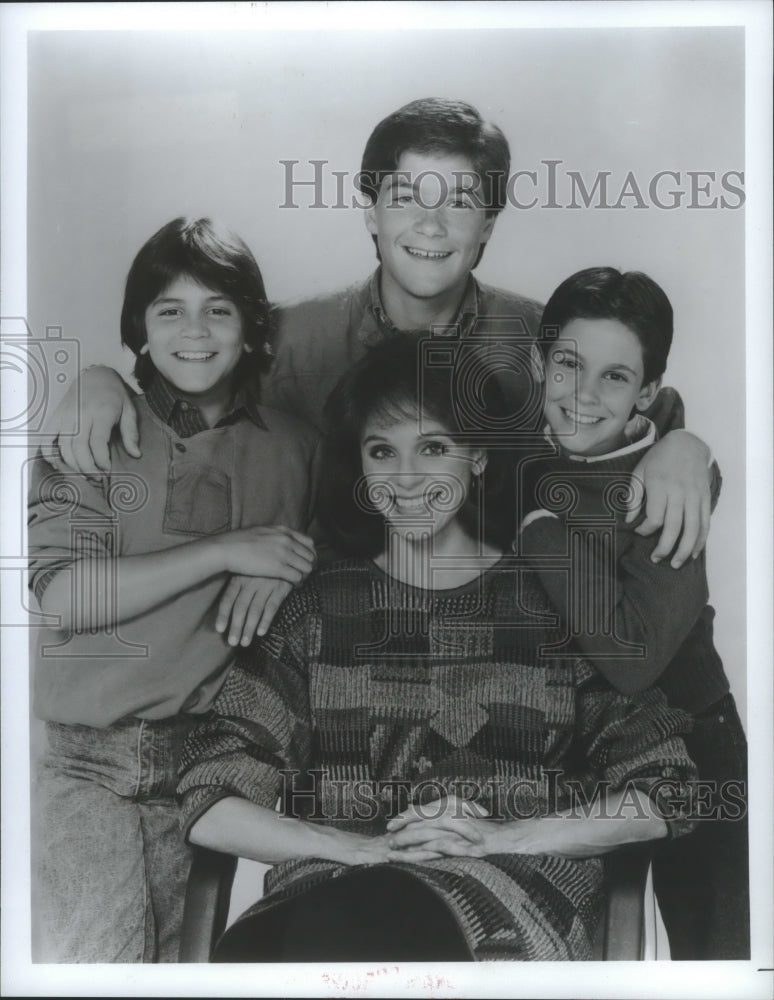 1983 Press Photo Valerie Hogan with her on screen sons in &quot;Valerie&quot; - Historic Images