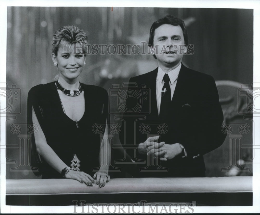1987 Press Photo Pat Sajak and Janna White of "Wheel of Fortune" - Historic Images