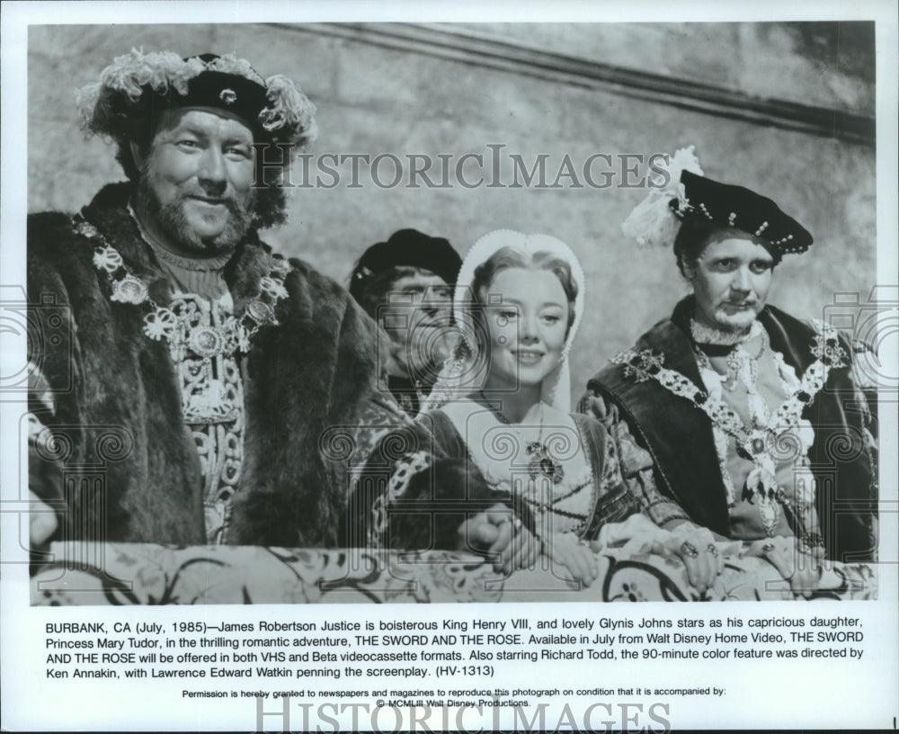 1953 Press Photo James Robertson Justice in The Sword and The Rose - Historic Images