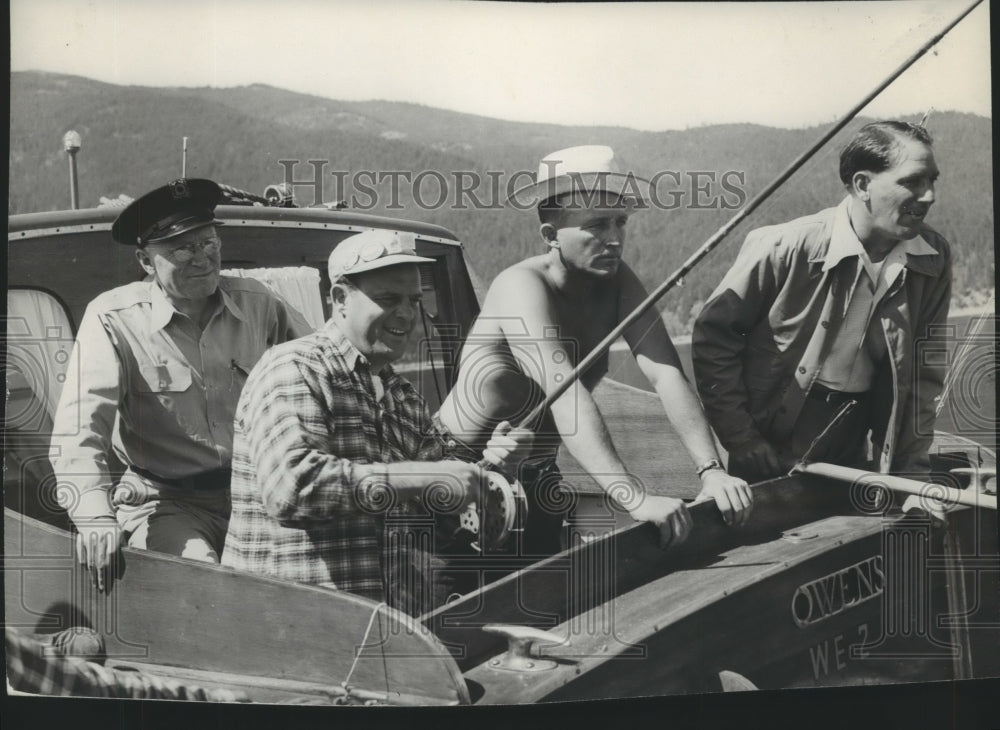 1949 Press Photo Bing Crosby, Bill Morrow, Jess Puckett-fishing at Garfield Bay- Historic Images