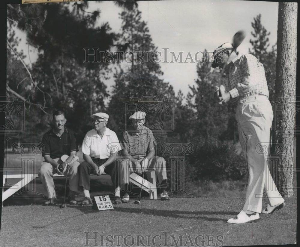 1954 Press Photo Bing Crosby at the Inland Empire Golf Sweepstakes 15th tee - Historic Images