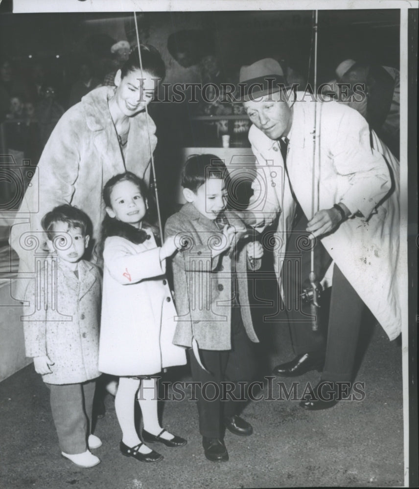 1964 Press Photo Bing Crosby entertaining children - Historic Images