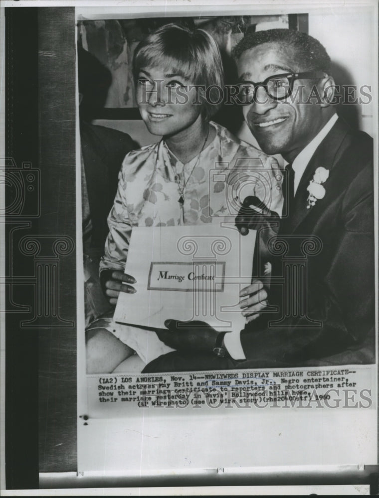 1960 Press Photo May Britt and Sammy Davis, Jr., show marriage certificate - Historic Images