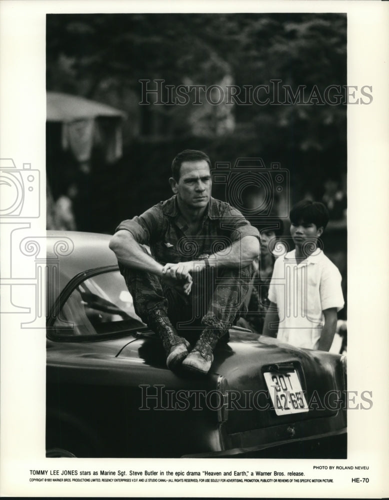 1994 Press Photo Tommy Lee Jones stars and Steve Butler in "Heaven and Earth"- Historic Images