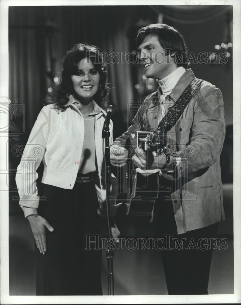 1977 Press Photo Clay Hart And Sally Flynn Performing Historic Images   Spp29214 2000x 