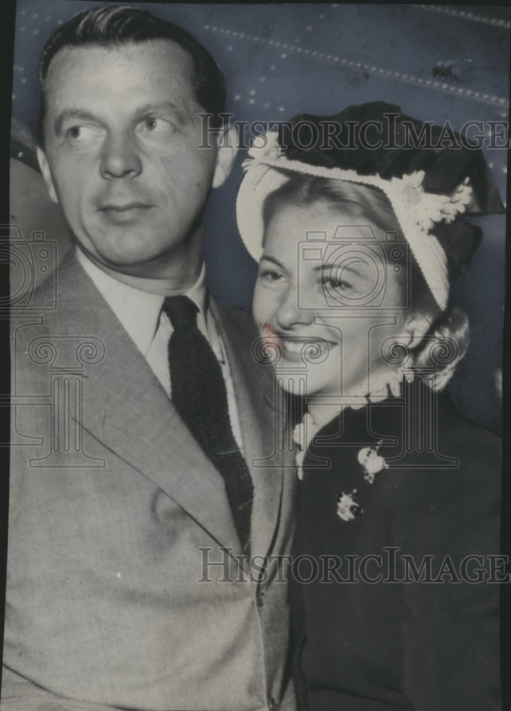 1946 Press Photo Joan Fontaine and husband, William Dozier. - Historic Images