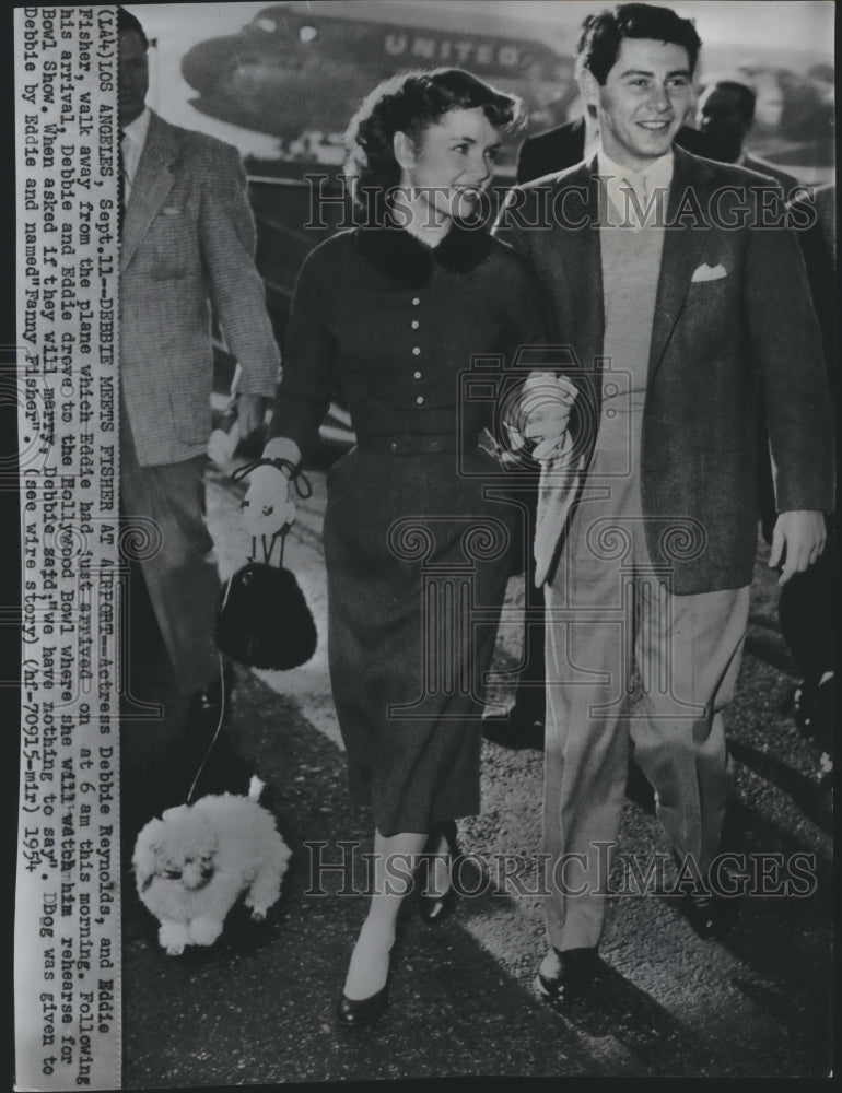 1954 Press Photo Actress Debbie Reynolds and Eddie Fisher arrive in Los Angeles. - Historic Images