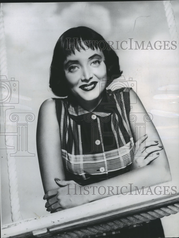1957 Press Photo Actress Carolyn Jones - Historic Images