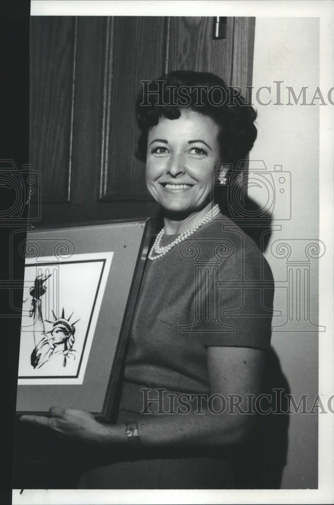 Press Photo Laraine Day holding a photo of the Statue of Liberty - Historic Images