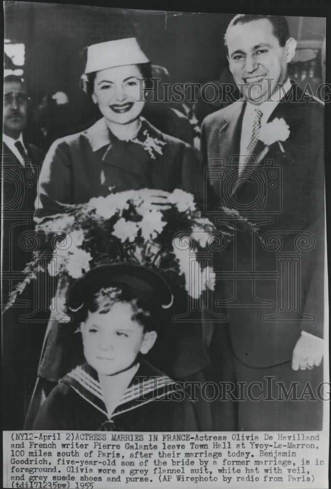 1955 Press Photo Olivia de Havilland, Pierre Galante and son Benjamin Goodrich - Historic Images
