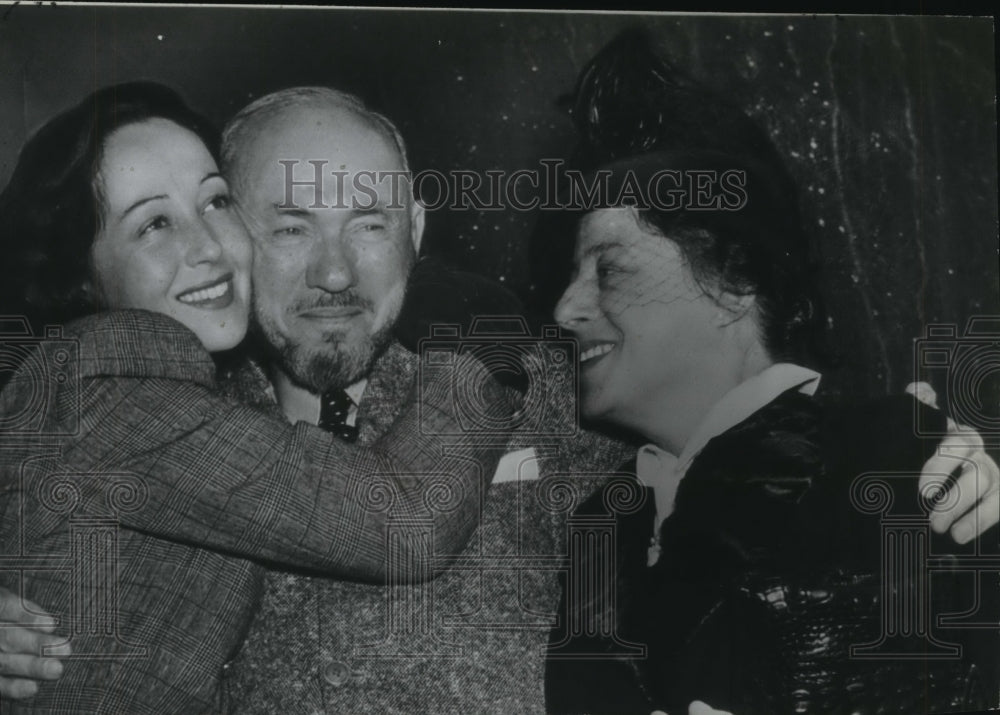 1940 Press Photo Actress Luise Rainer with her mother and father. - Historic Images