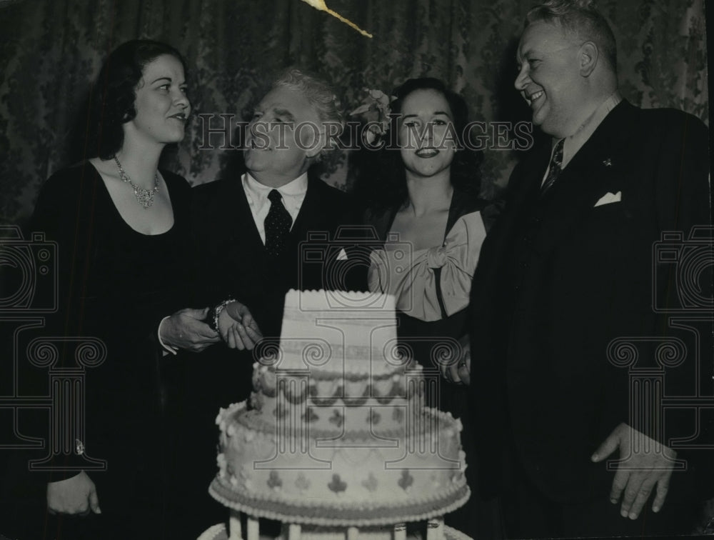 1943 Press Photo Opera contract winners celebrate with leading tenors of Opera - Historic Images