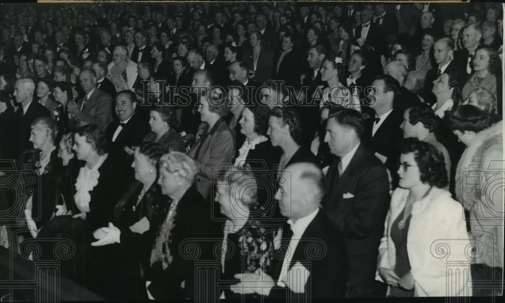 1943 Press Photo Crowd at Fox Theater to see Patrice Munsel, opera star. - Historic Images