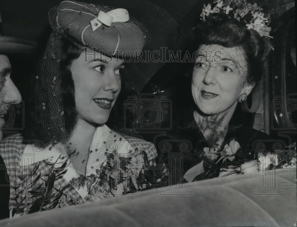 1943 Press Photo Opera star, Patrice Munsel and her parents were welcomed home - Historic Images