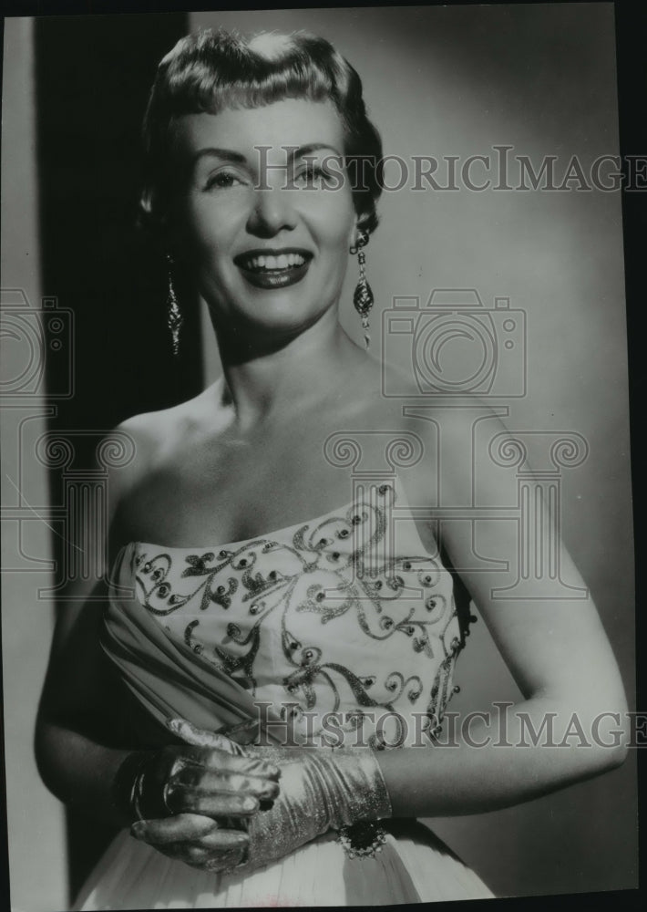 1956 Press Photo Actress Roberta Quinlan - Historic Images