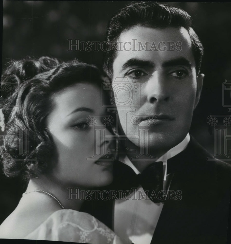 Press Photo Tyrone Power-actor poses with a beautidful lady - Historic Images