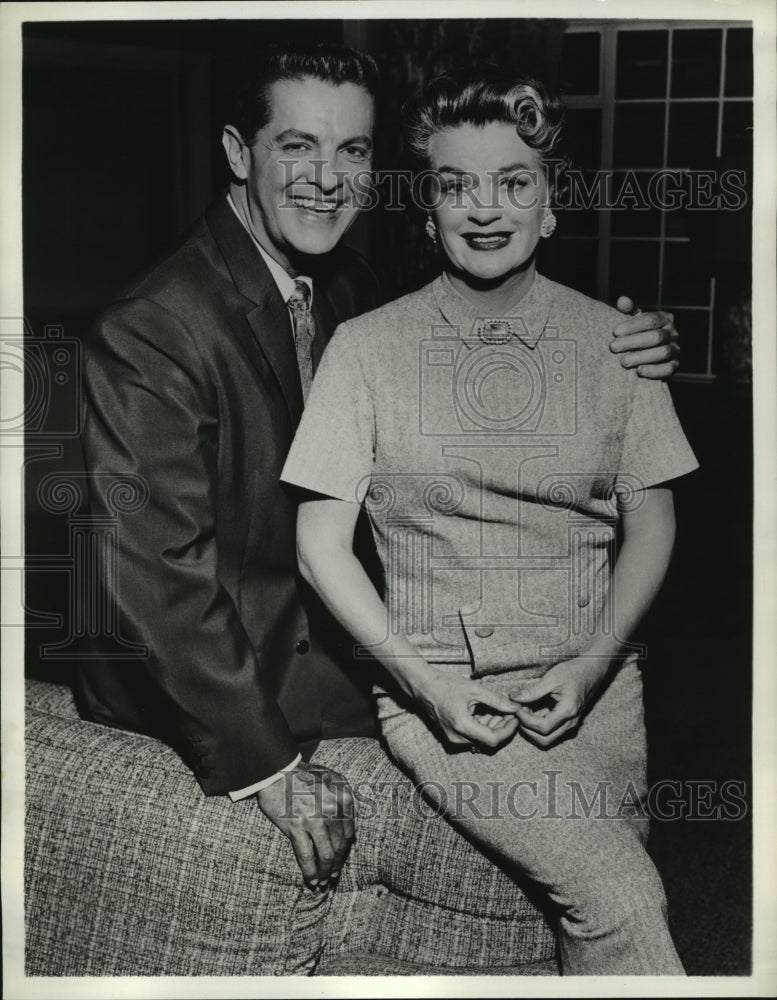 Press Photo Bob Cummings poses with Rosemary DeCamp - Historic Images