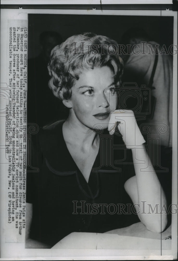 1957 Press Photo Actress Janis Paige waiting to testify in trial for divorce-Historic Images