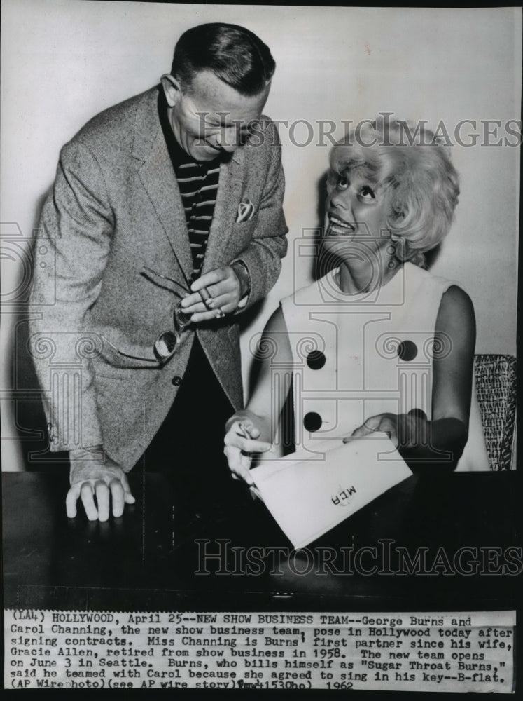 1962 Press Photo George Burns and Carol Channing after signing contract-Historic Images