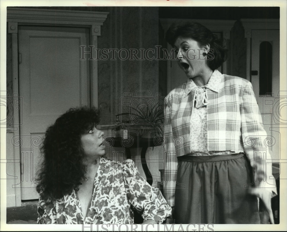 Press Photo Susan Smith & Kit Holmesmith star in the 'Odd Couple.' - Historic Images
