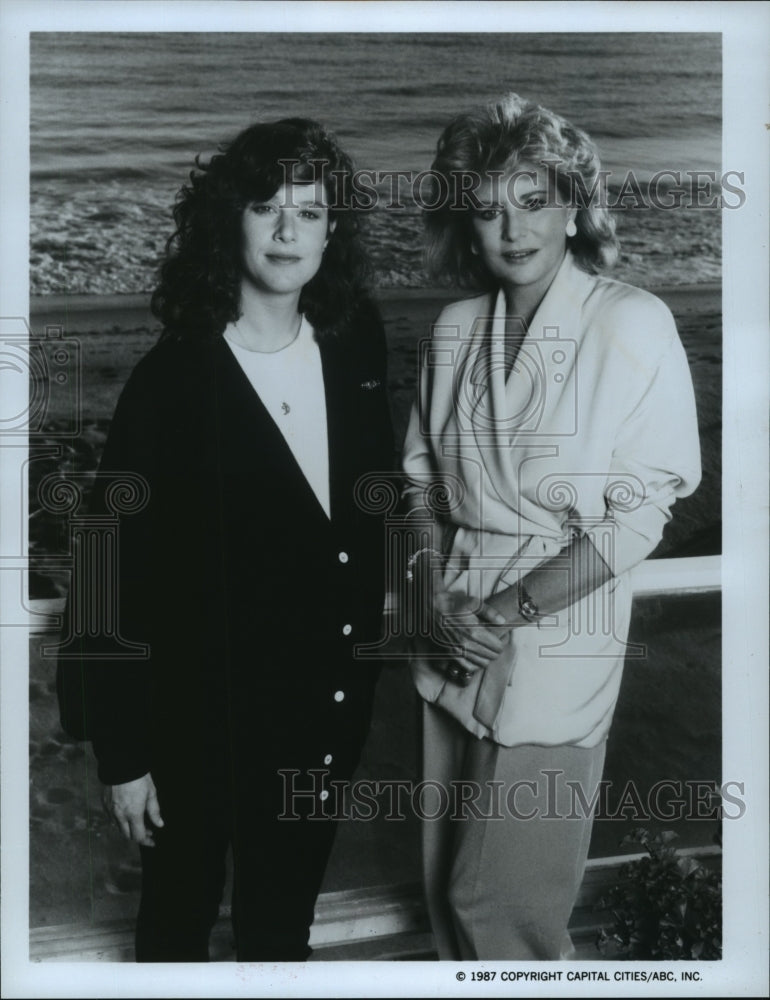 1987 Press Photo Actress Debra Winger with Barbara Walters on ABC Television - Historic Images