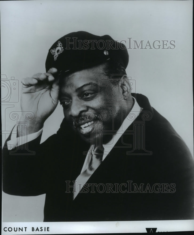Press Photo Count Basie, holding the brim of his hat - Historic Images