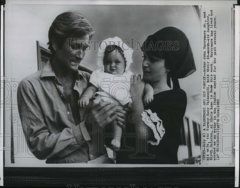 1963 Press Photo John Barrymore Jr. &amp; wife Gaby Palazzoli with daughter Blyth-Historic Images