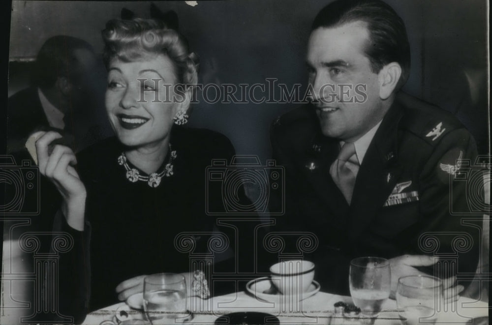 1946 Press Photo Actress Constance Bennett dines with her Husband Gilbert Roland - Historic Images