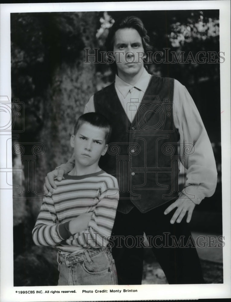 1995 Press Photo Gary Cole and Lucas Black in &quot;American Gothic&quot; - Historic Images