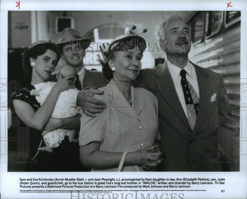 1990 Press Photo Actress Joan Plowright with co-stars in Avalon Movie - Historic Images