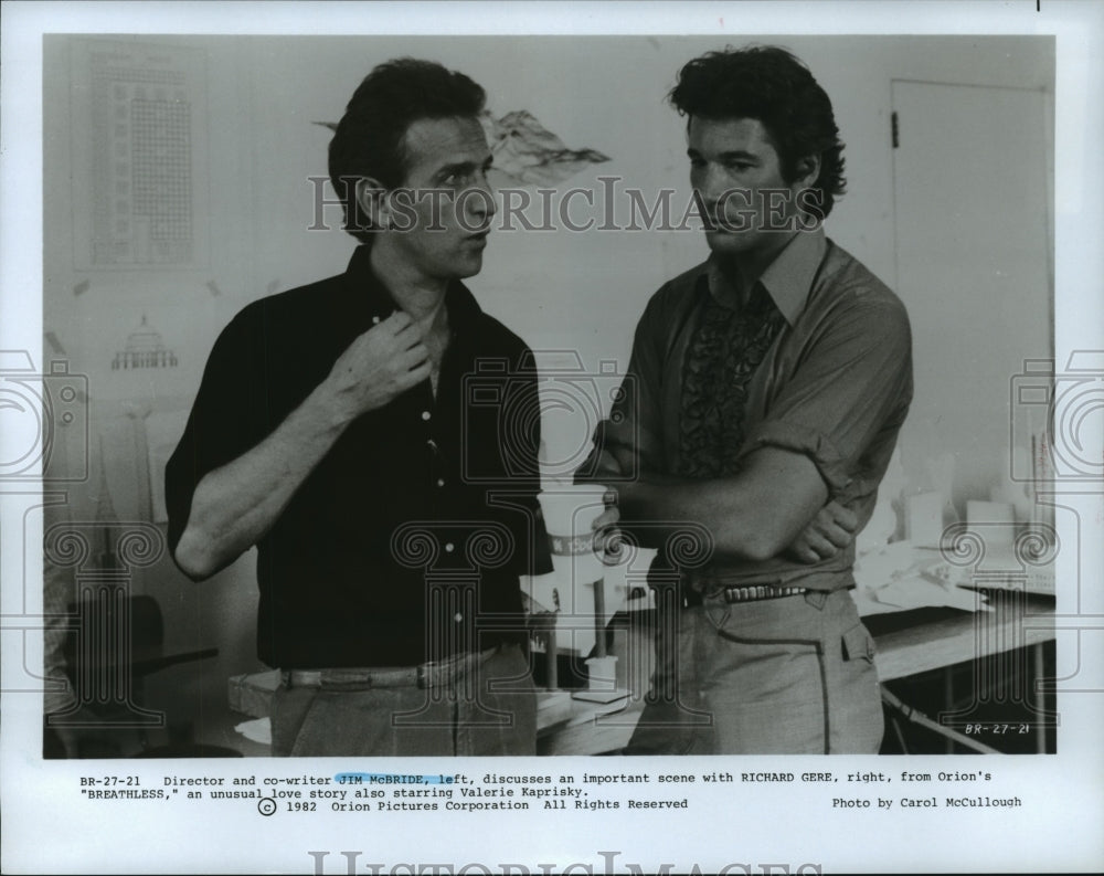 1983 Press Photo Director Jim McBride with Richard Gere on Breathless Movie Set - Historic Images